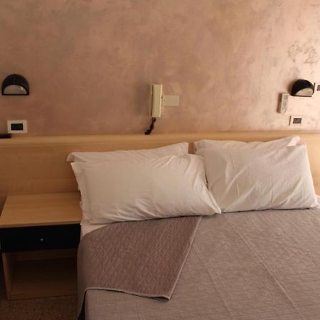 רימיני Hotel Mora מראה חיצוני תמונה
