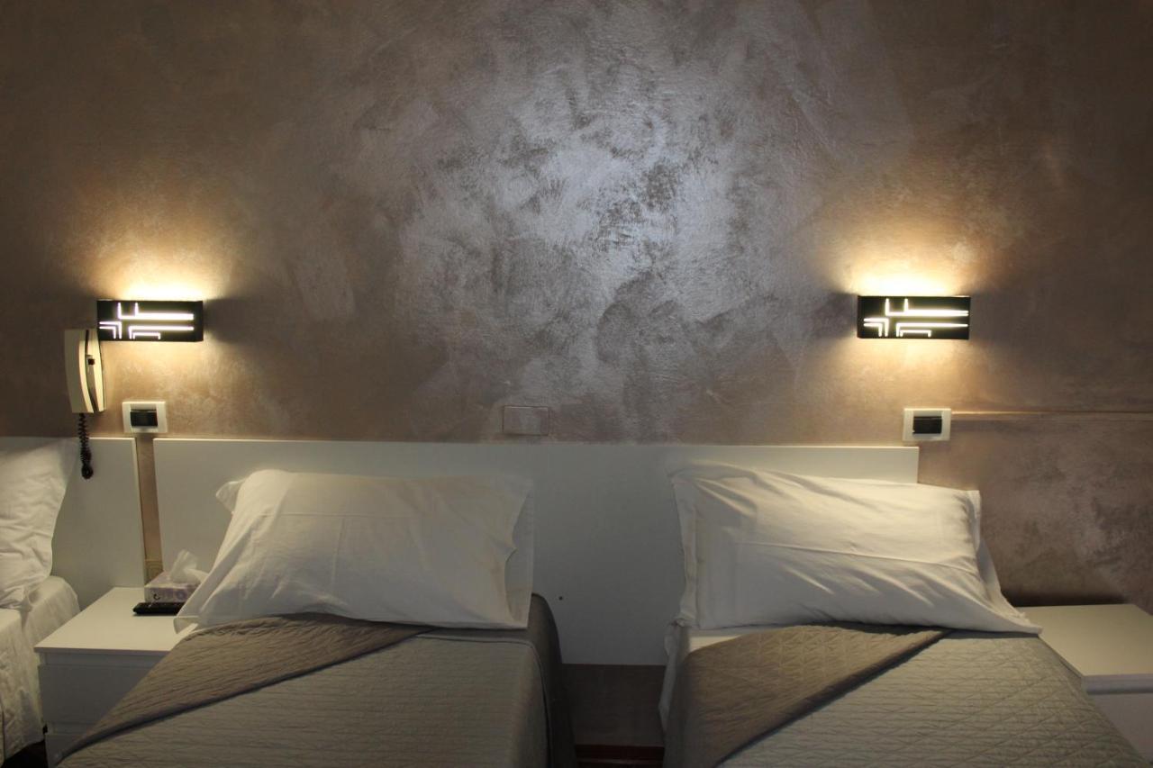 רימיני Hotel Mora מראה חיצוני תמונה