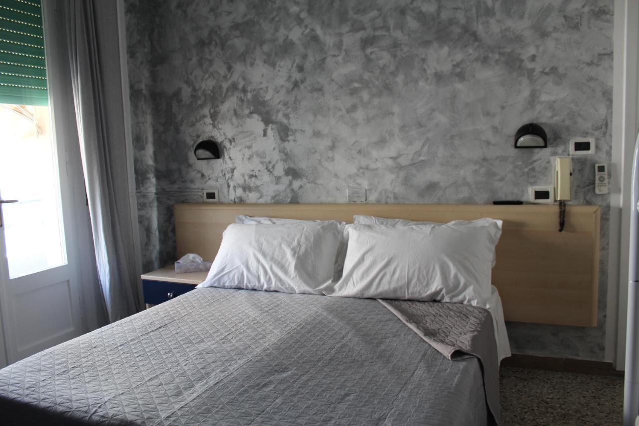 רימיני Hotel Mora מראה חיצוני תמונה