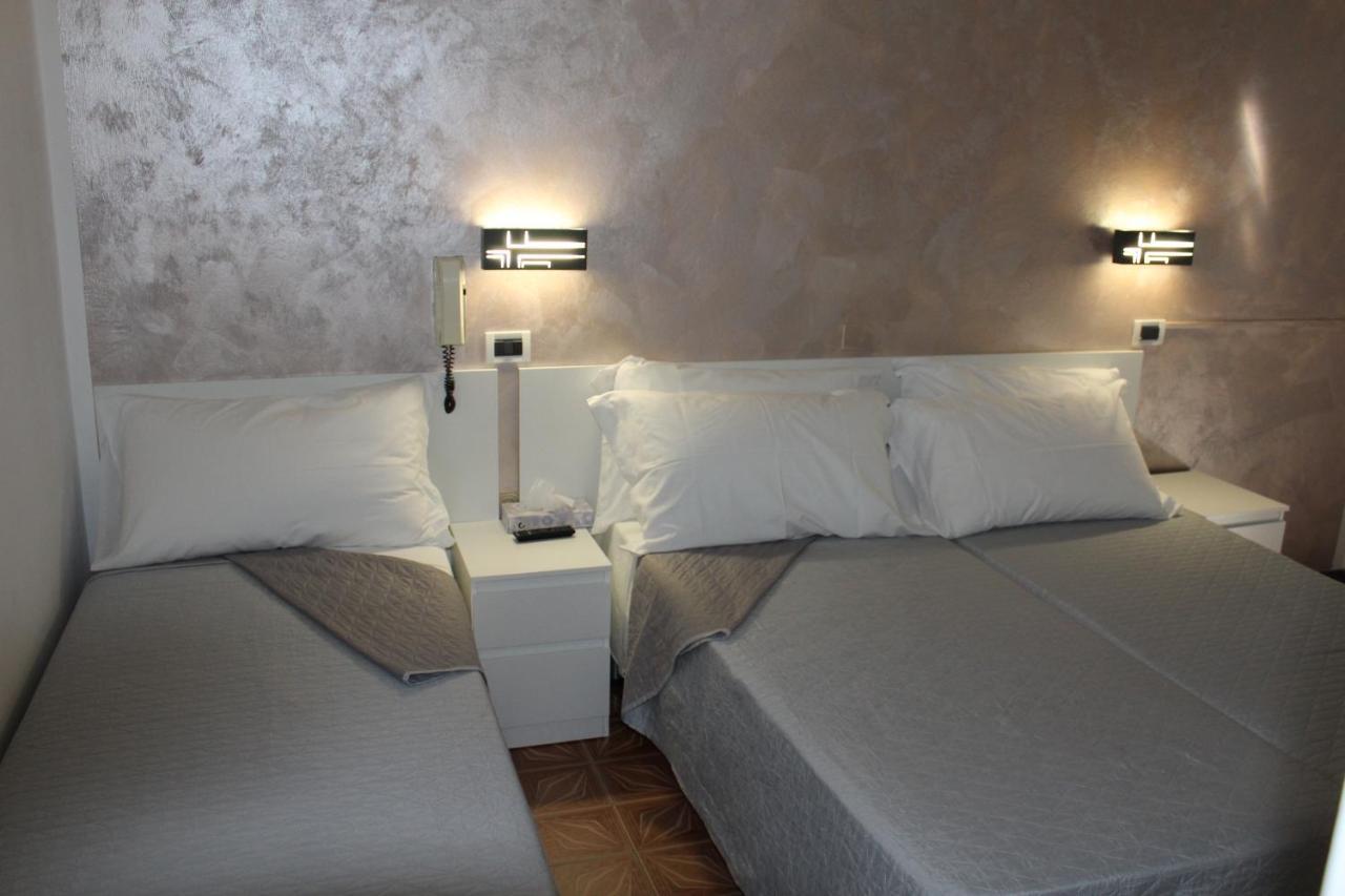 רימיני Hotel Mora מראה חיצוני תמונה