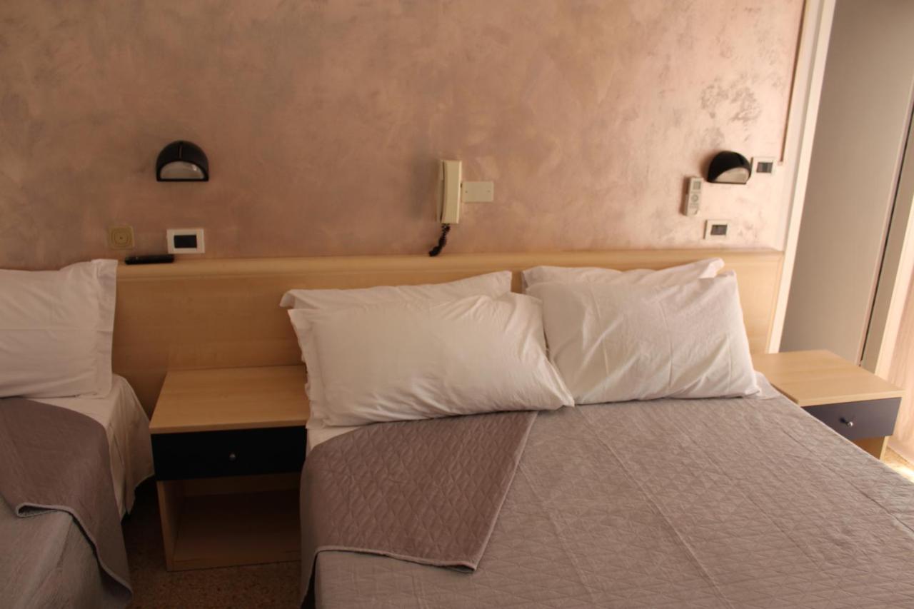 רימיני Hotel Mora מראה חיצוני תמונה