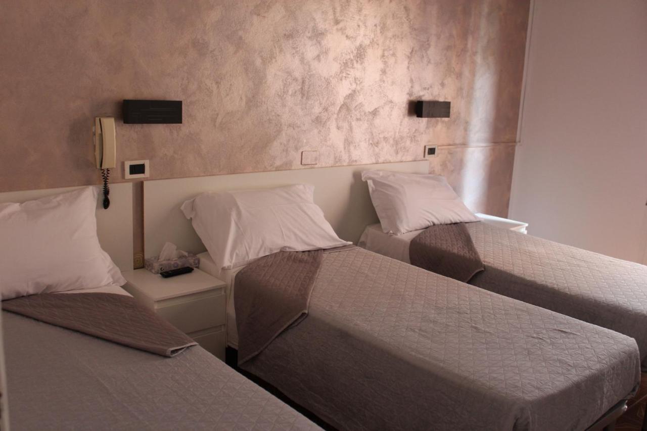 רימיני Hotel Mora מראה חיצוני תמונה