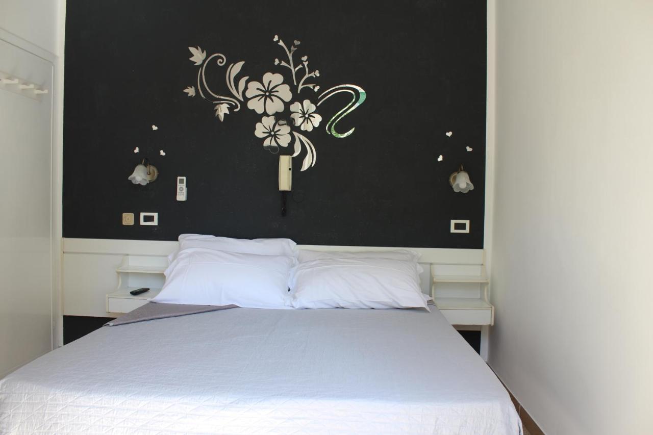 רימיני Hotel Mora מראה חיצוני תמונה