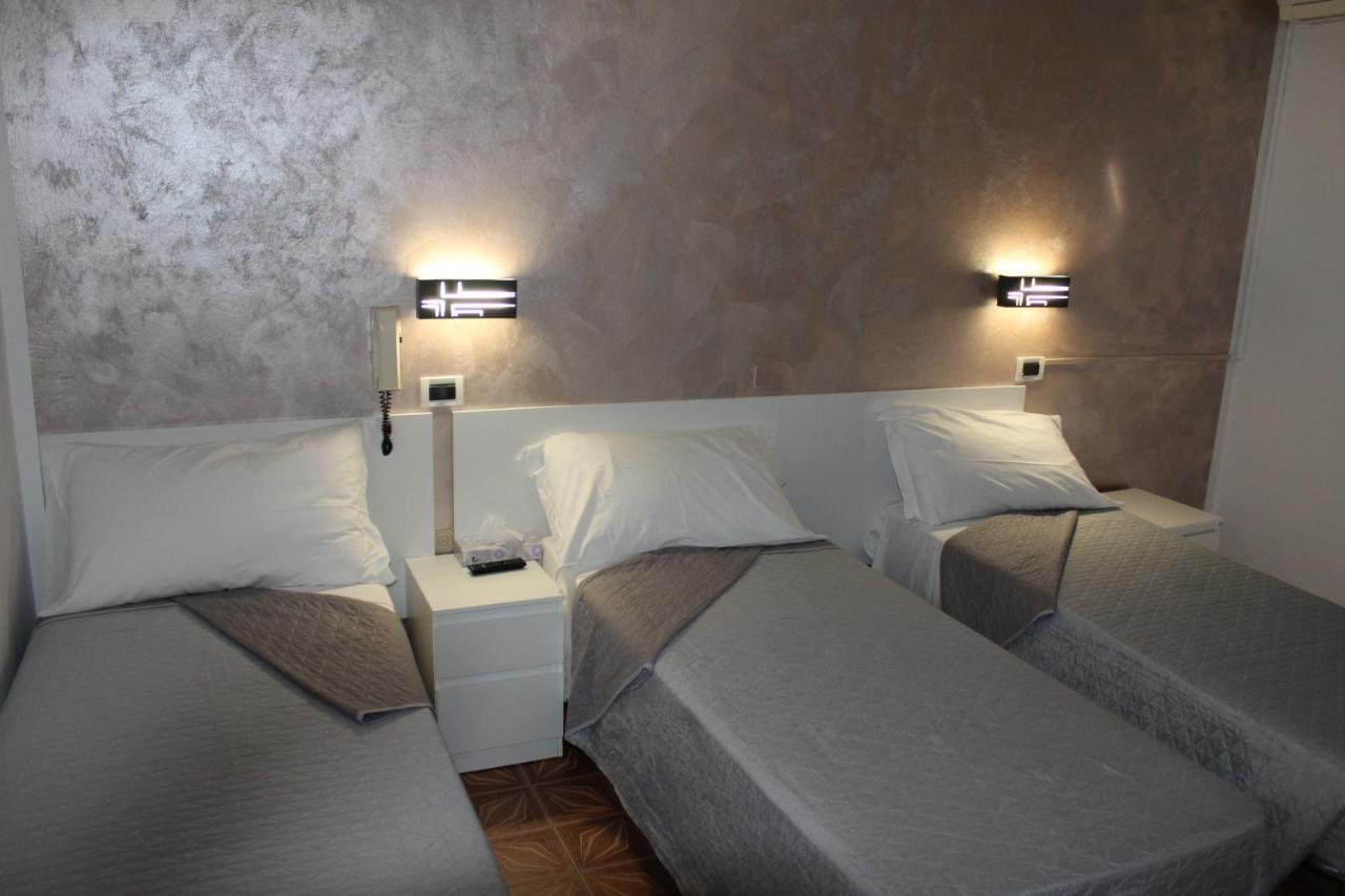 רימיני Hotel Mora מראה חיצוני תמונה