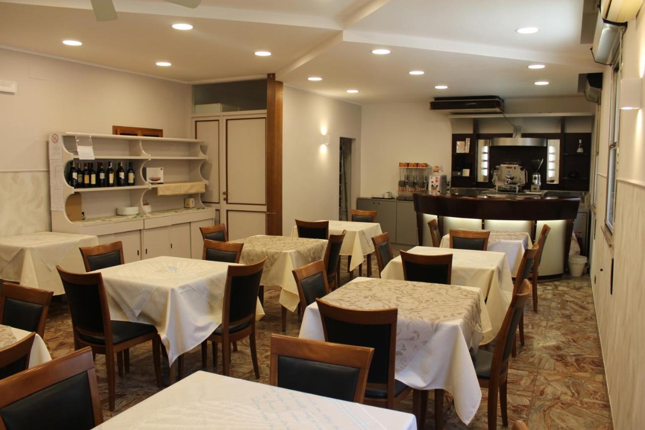 רימיני Hotel Mora מראה חיצוני תמונה