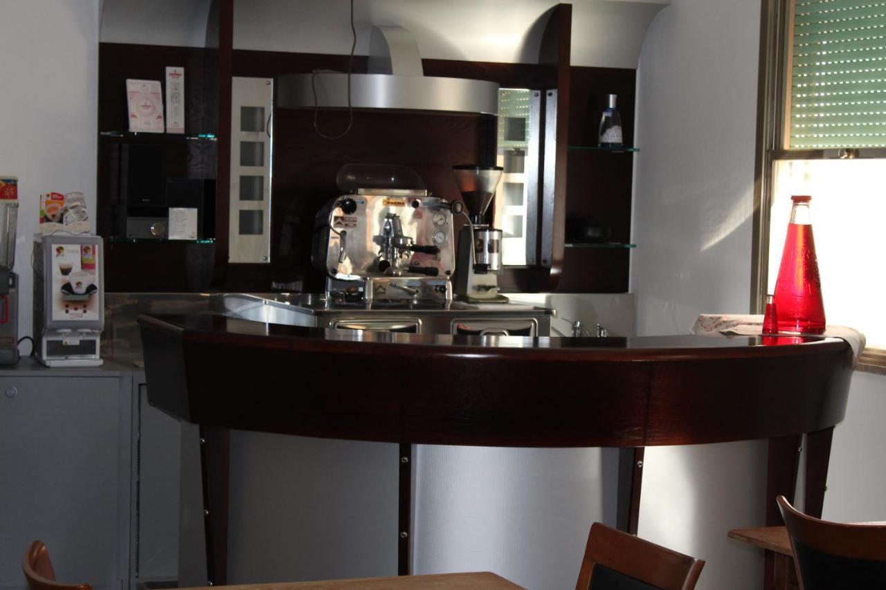 רימיני Hotel Mora מראה חיצוני תמונה