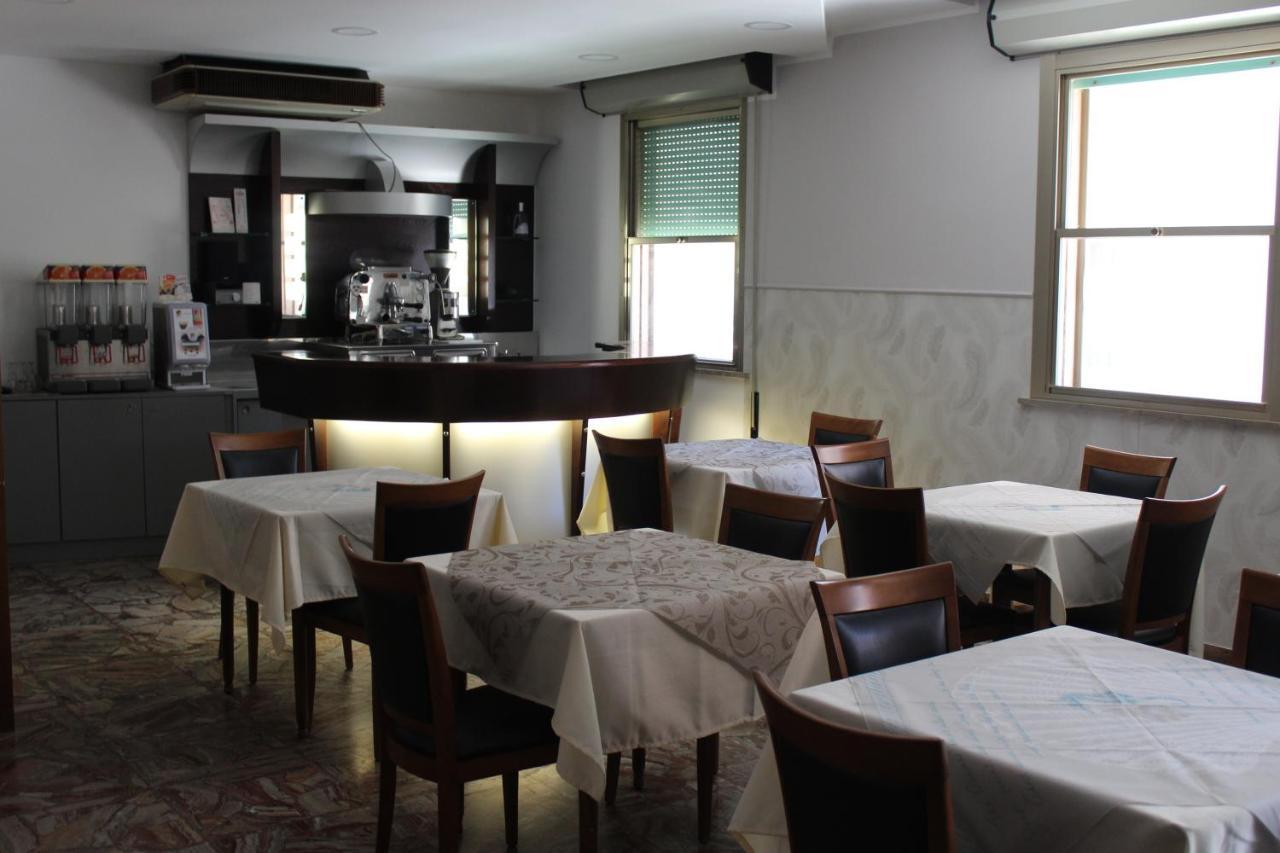 רימיני Hotel Mora מראה חיצוני תמונה