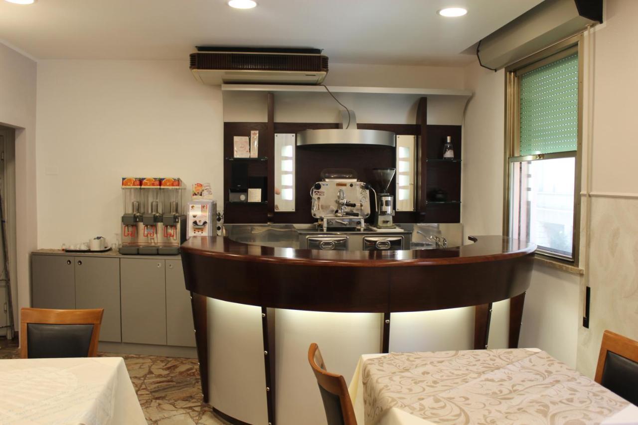 רימיני Hotel Mora מראה חיצוני תמונה